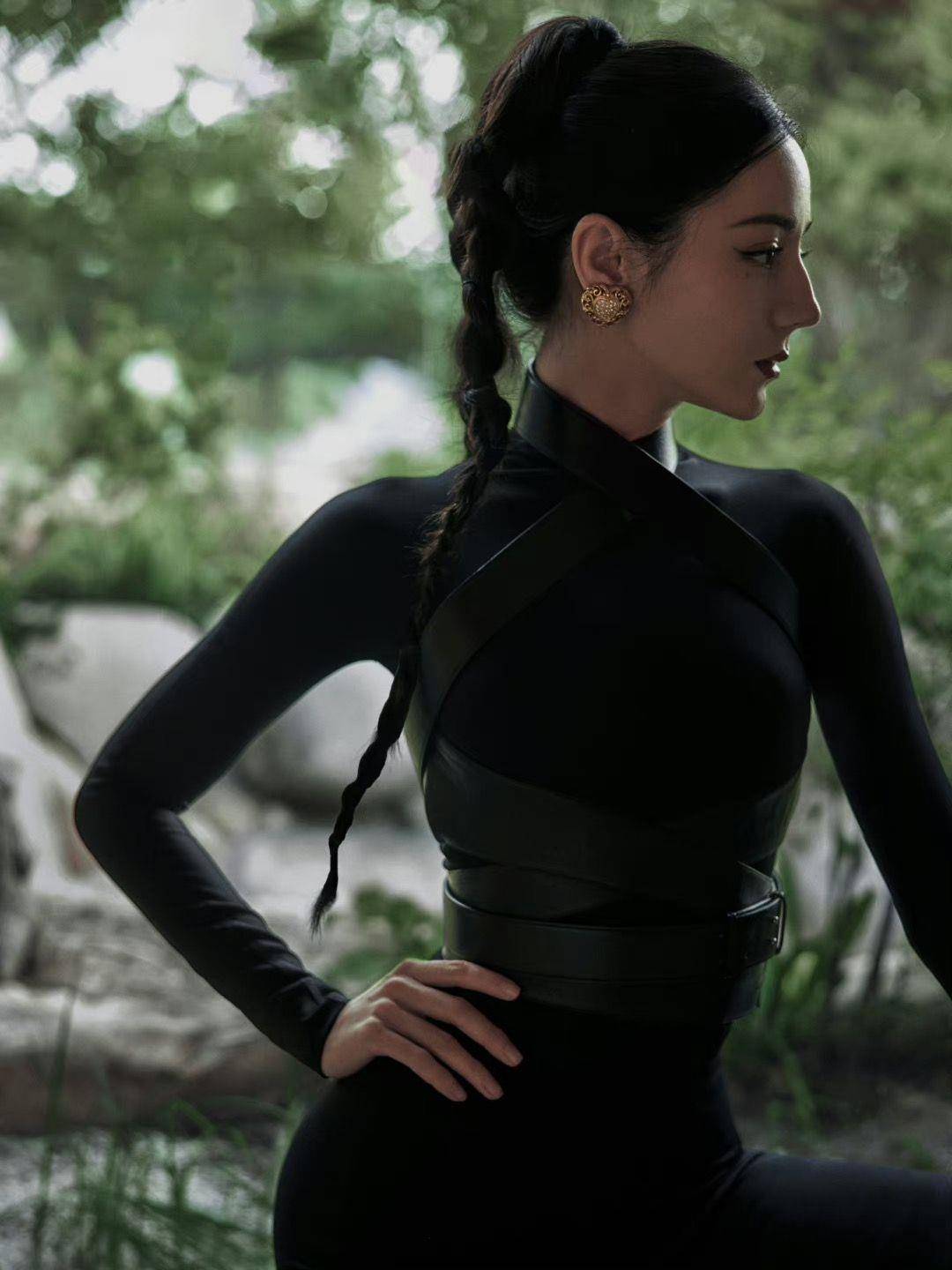 迪丽热巴穿Alaïa全黑紧身衣化身性感特务！“黄金腰臀比”电力超强 名人名流 图2张
