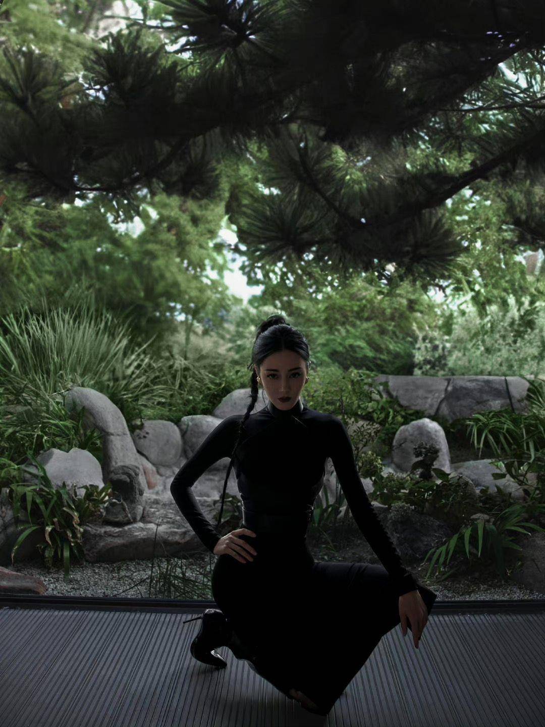迪丽热巴穿Alaïa全黑紧身衣化身性感特务！“黄金腰臀比”电力超强 名人名流 图4张