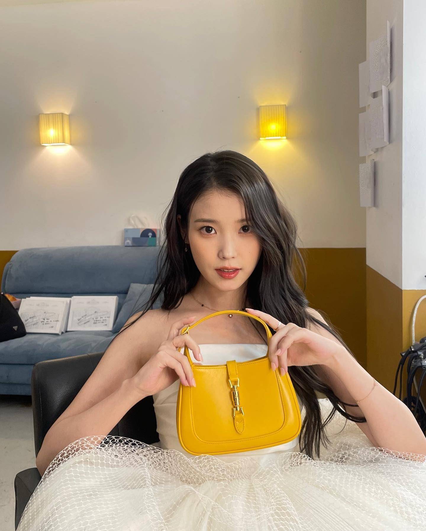 IU温柔系珠宝上身好甜美　和小十多岁女团NewJeans同台不逊色 时尚穿搭 图6张