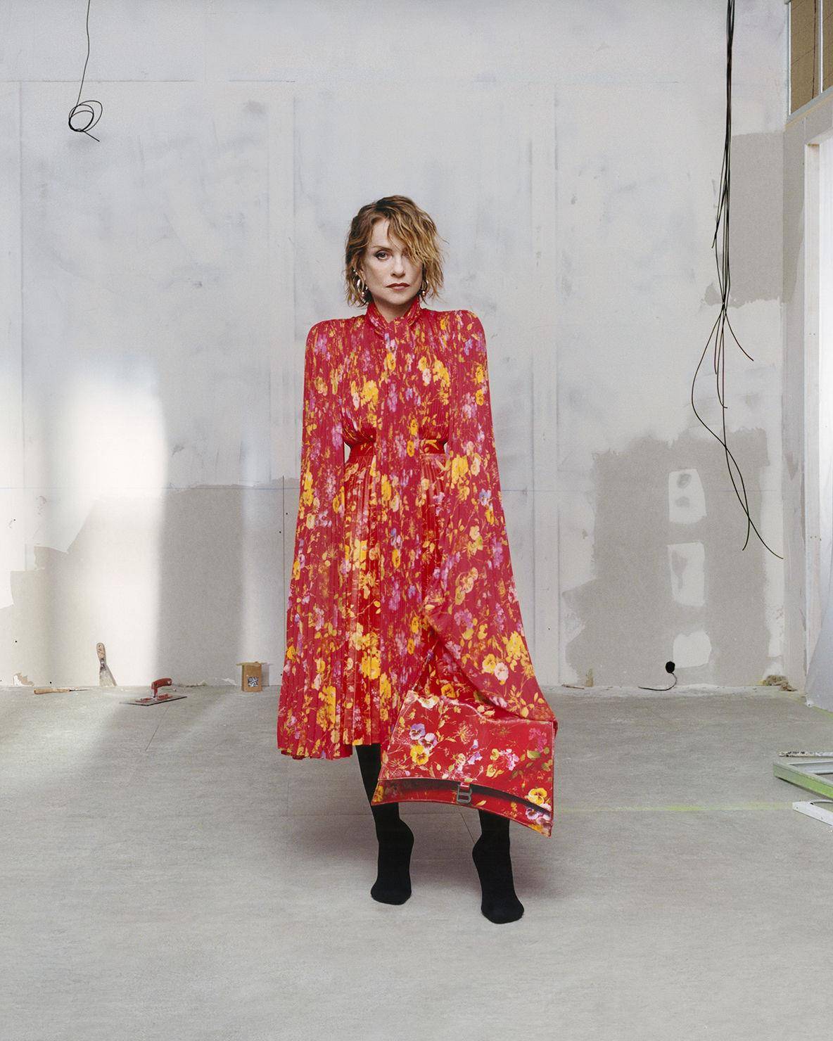 法国传奇影后、超模现身Balenciaga装修现场！　新季印花包高调登场 时尚穿搭 图1张