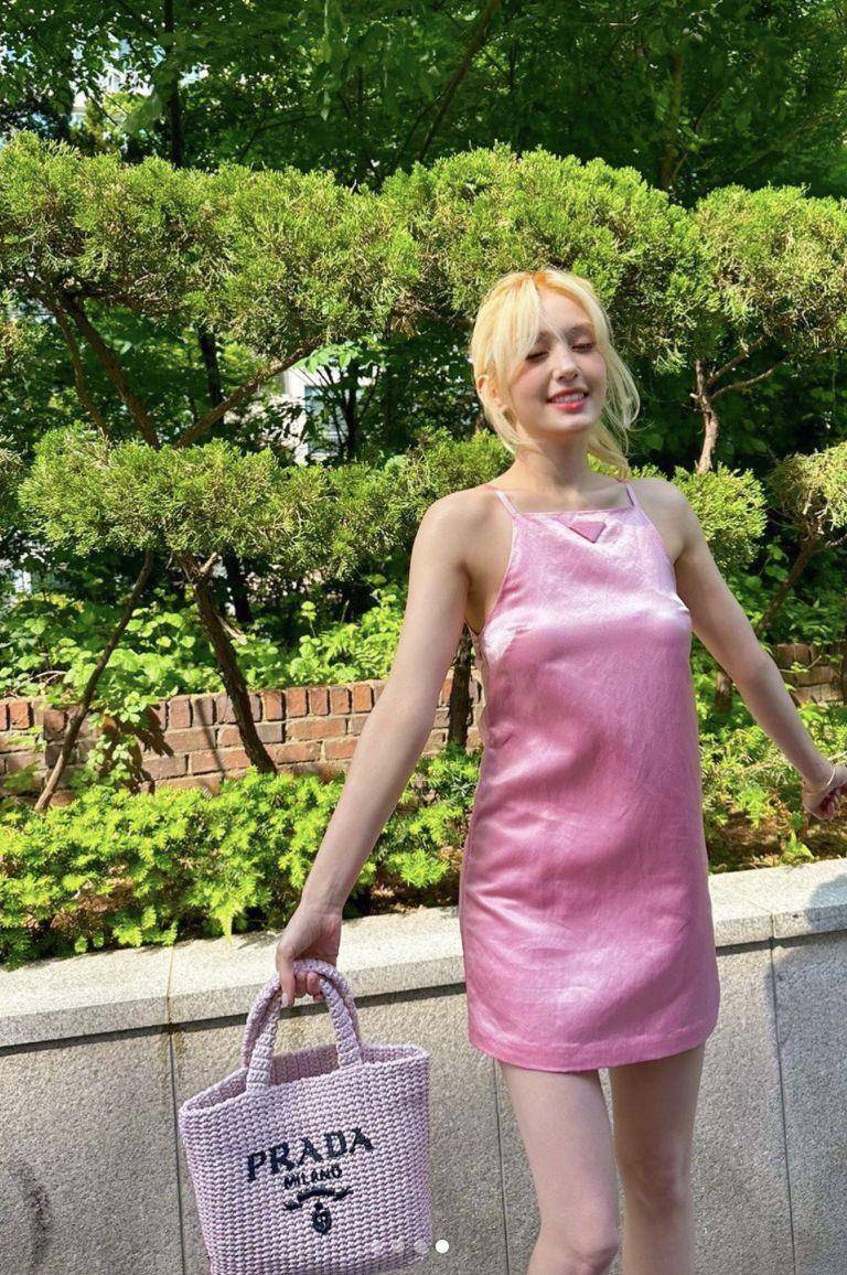 今夏“拉菲草编包”搜寻量暴增18倍！Somi、超模Gigi拎粉嫩Prada包有够甜 名人名流 图1张