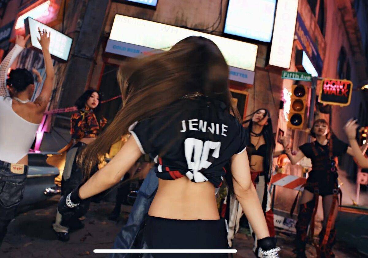 “复古球衣”穿搭正夯！NewJeans露小蛮腰配长裤又帅又辣 最新资讯 图2张