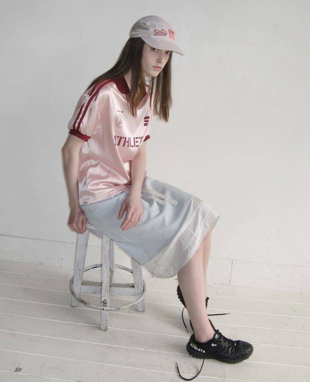 “复古球衣”穿搭正夯！NewJeans露小蛮腰配长裤又帅又辣 最新资讯 图10张
