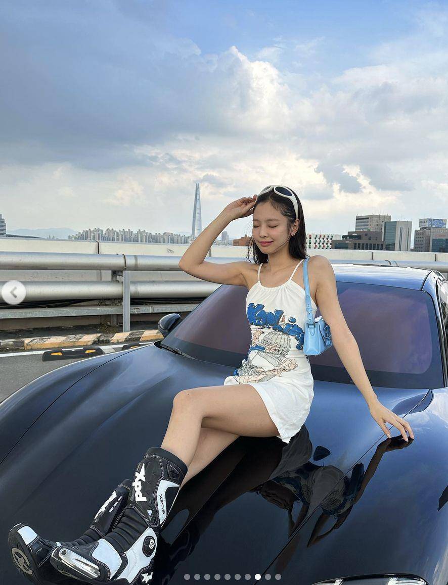 Jennie高调坐跑车晒美腿！脚下藏超难驾驭“吸睛单品”掀潮流 名人名流 图1张