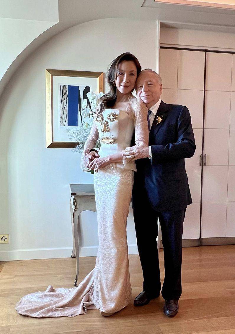 杨紫琼甜蜜公开“非典型婚纱”细节！　出动Schiaparelli打造逼真人脸马甲 名人名流 图1张