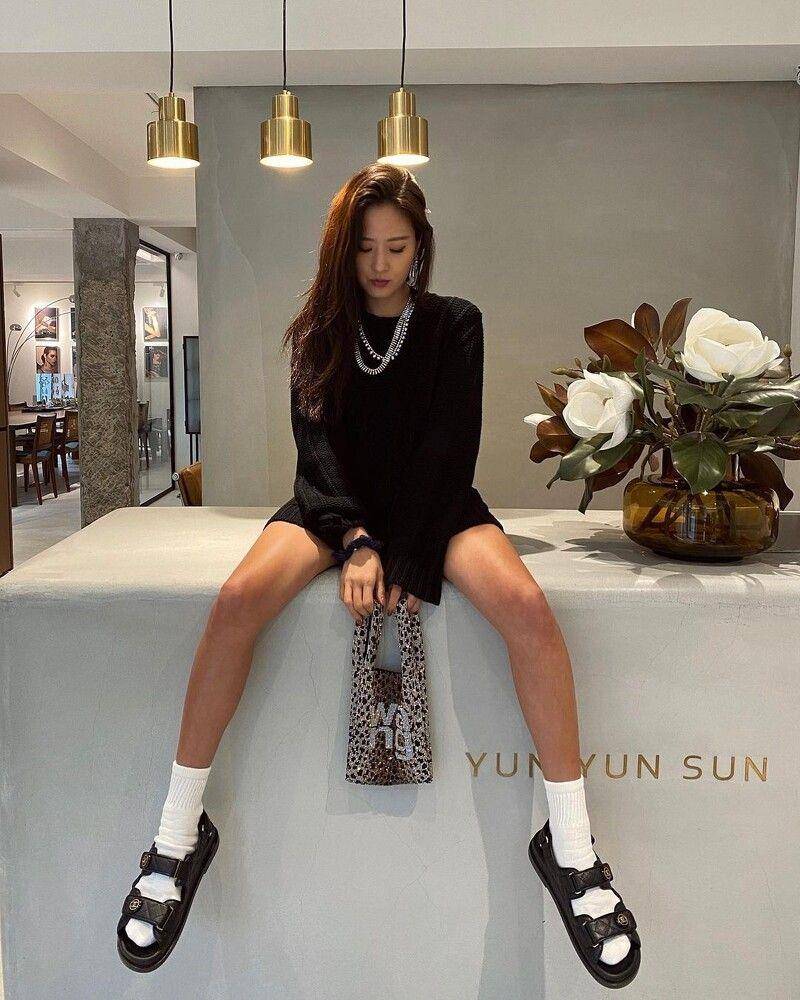 台韩女神都爱凉鞋＋袜子！Jisoo、孙芸芸都穿上　小腿视觉更修长 最新资讯 图2张