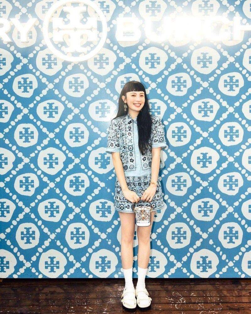 台韩女神都爱凉鞋＋袜子！Jisoo、孙芸芸都穿上　小腿视觉更修长 最新资讯 图3张
