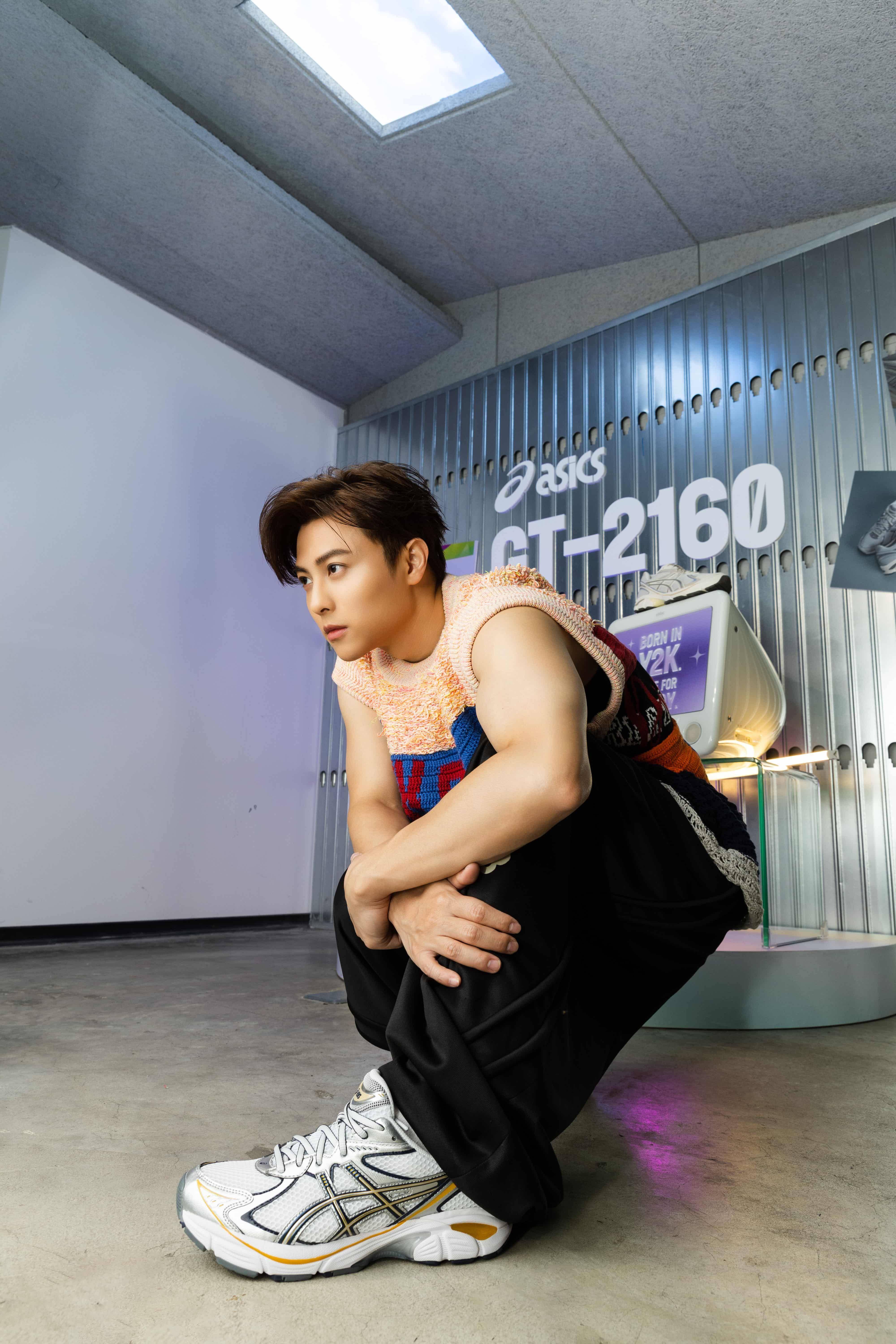 王子邱胜翊被ASICS“Y2K跑鞋”圈粉　曝私下爱揪朋友穿同色 名人名流 图2张