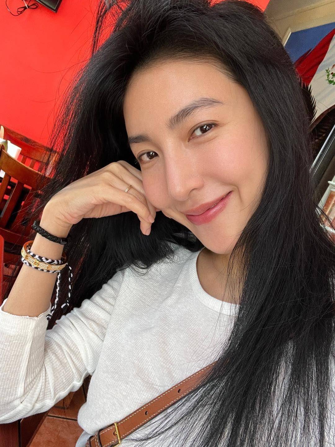 杨谨华老公甜吻她的手　她大方示爱“遇见你，是我的幸运”　　 奢侈品牌 图5张