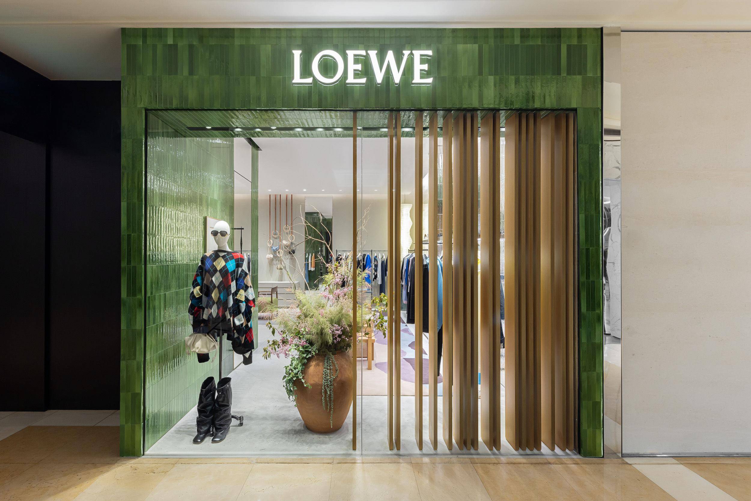林柏宏认真挑LOEWE女包有原因　郭雪芙脚上的巨型蝴蝶结超有哏 时尚穿搭 图7张