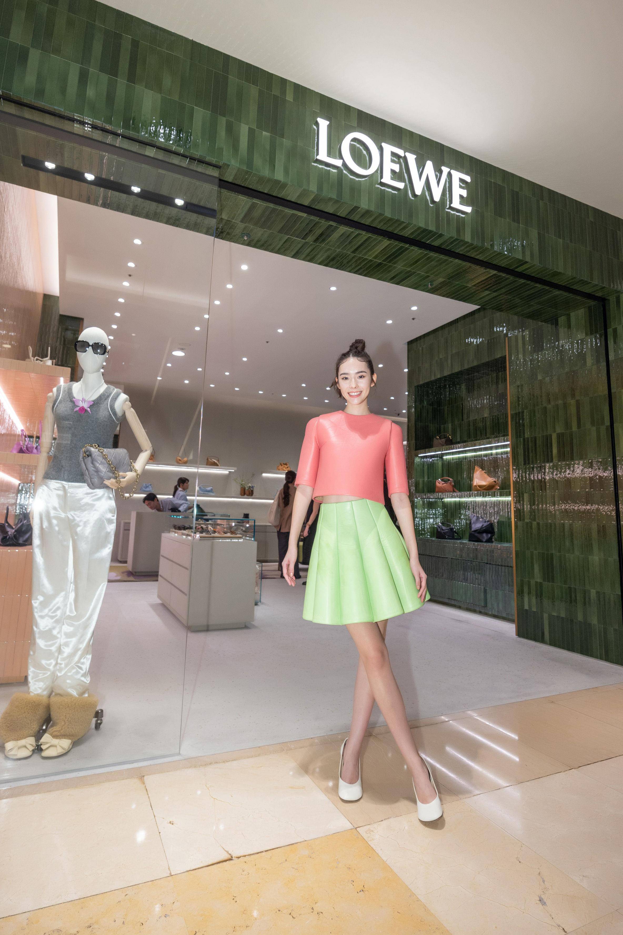 林柏宏认真挑LOEWE女包有原因　郭雪芙脚上的巨型蝴蝶结超有哏 时尚穿搭 图10张