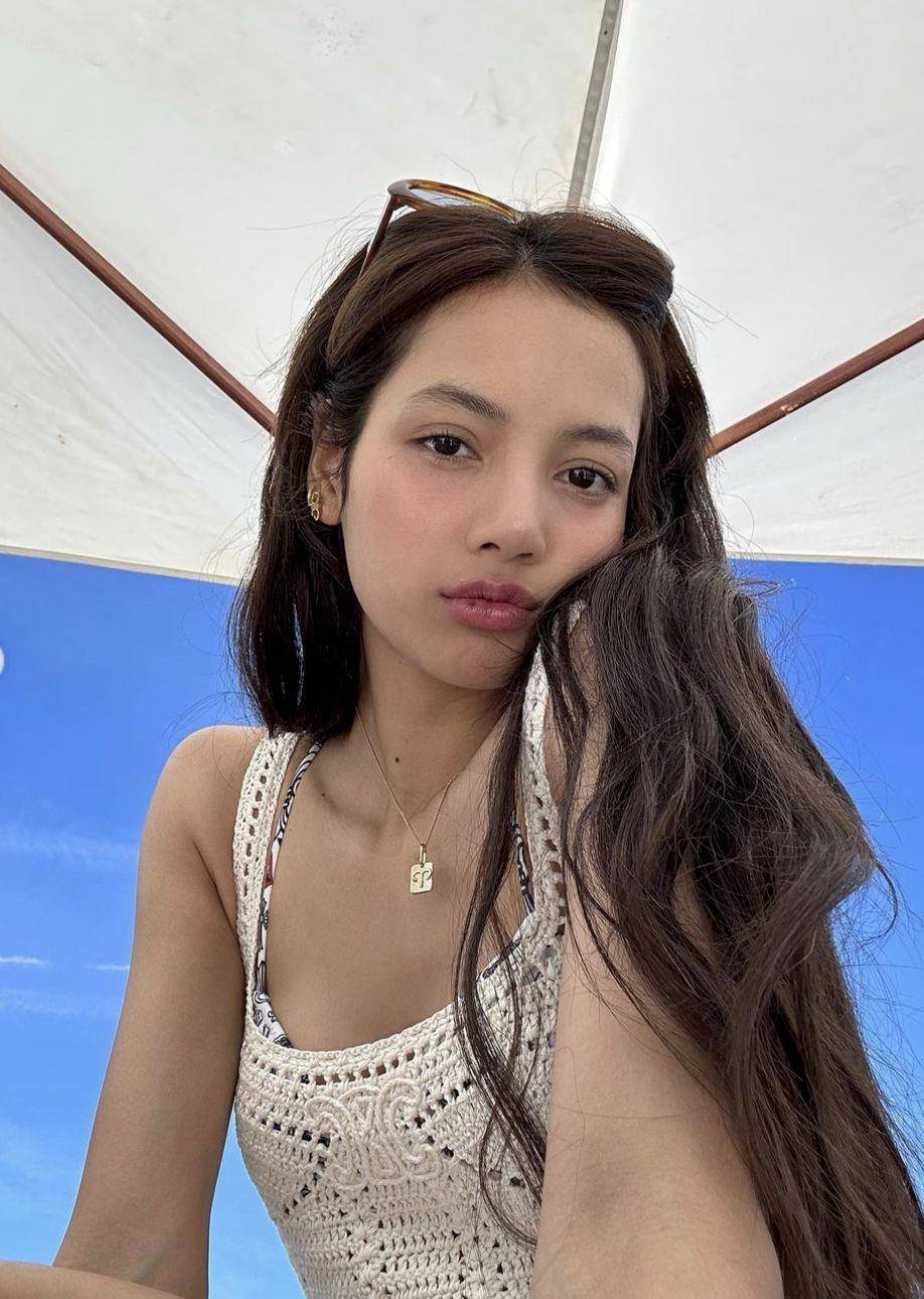 Lisa度假行头解析！凯特王妃爱牌洋装、CELINE针织衫搭比基尼超性感 名人名流 图1张