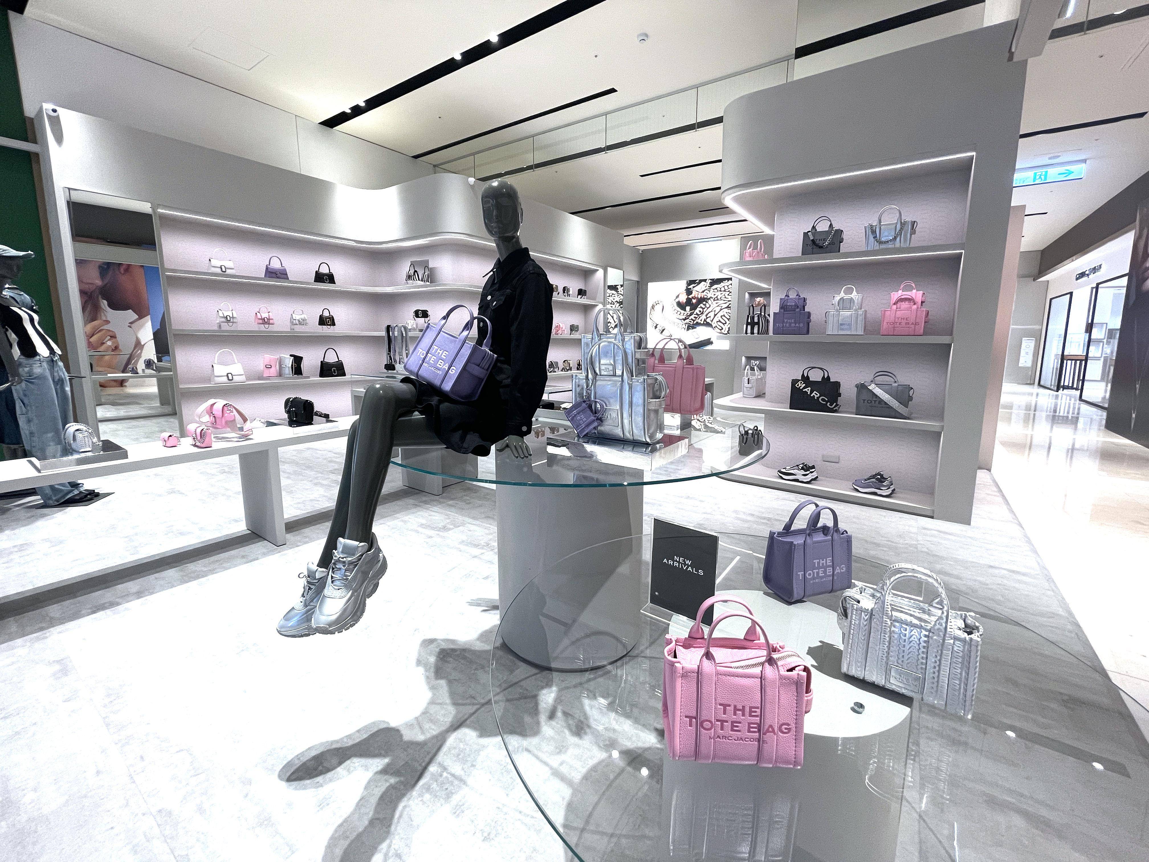 Marc Jacobs清空IG出动“带货女王”！金卡戴珊同款托特包、超高踝靴准备爆红 名人名流 图5张