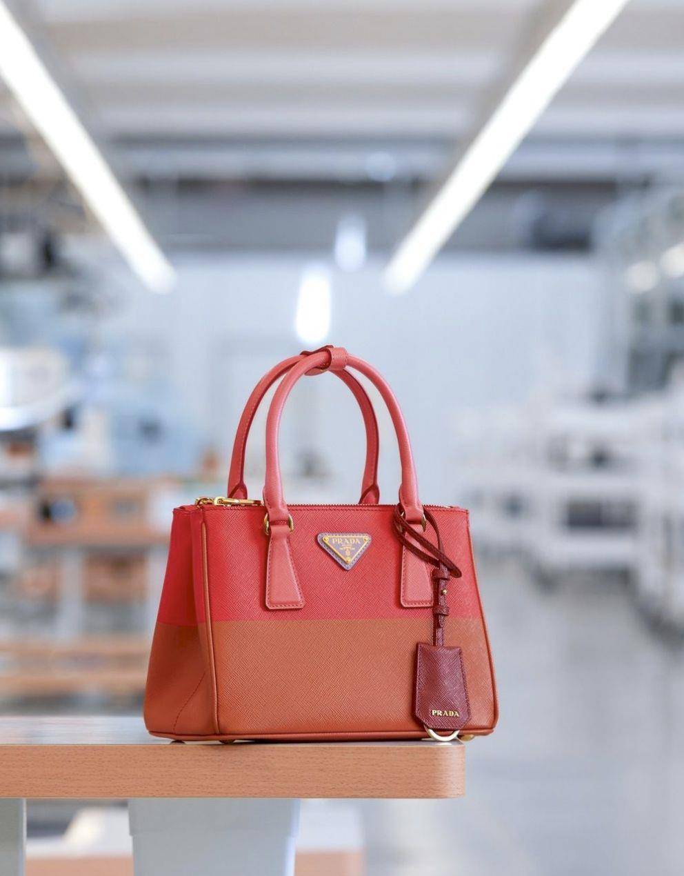 包・开箱／Prada Galleria撞色款回归解析不败理由！贾静雯、陈庭妮都被圈粉 名人名流 图2张