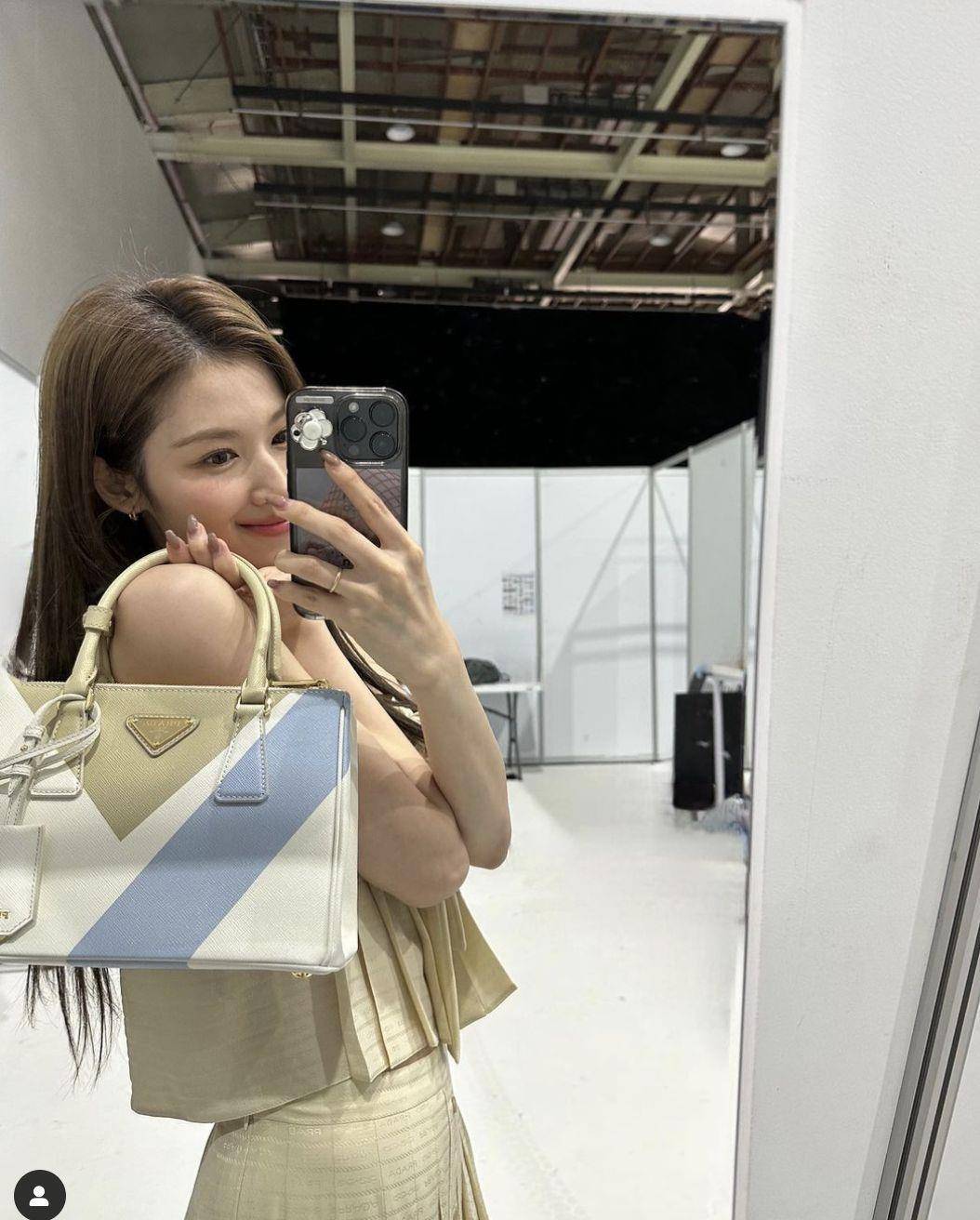 包・开箱／Prada Galleria撞色款回归解析不败理由！贾静雯、陈庭妮都被圈粉 名人名流 图6张