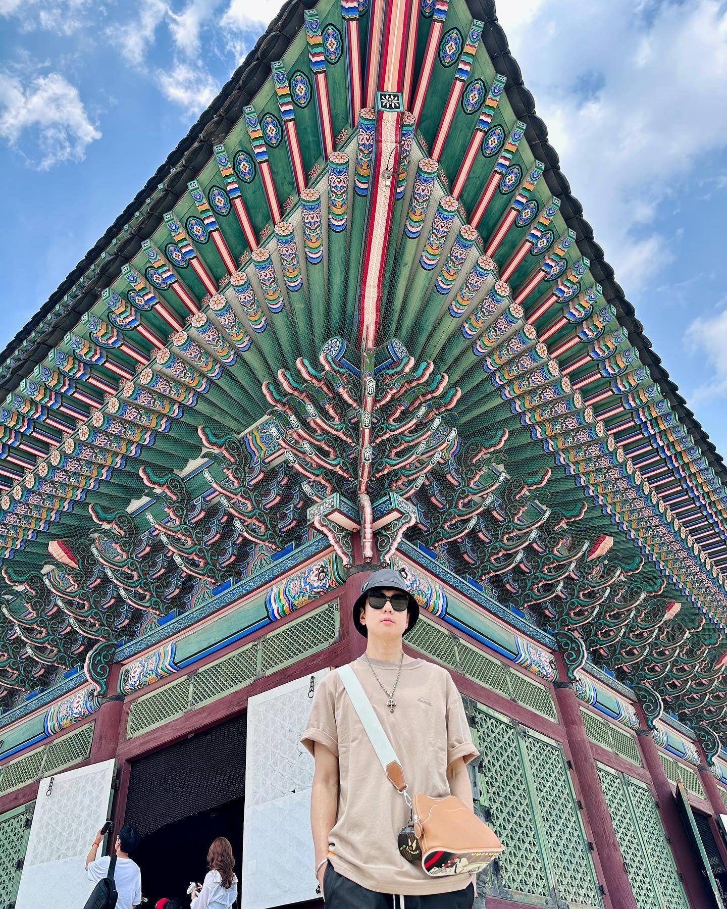 林俊杰喝咖啡亮300万　卡地亚经典表与手环戴好带满 时尚穿搭 图5张