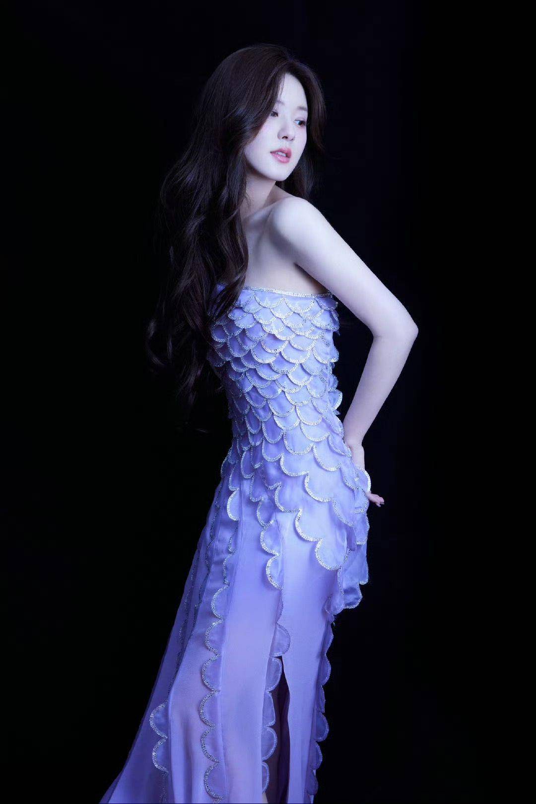 赵露思跳脱稚气！“美人鱼上岸”超仙紫色斜肩礼服闪出女神光 名人名流 图2张