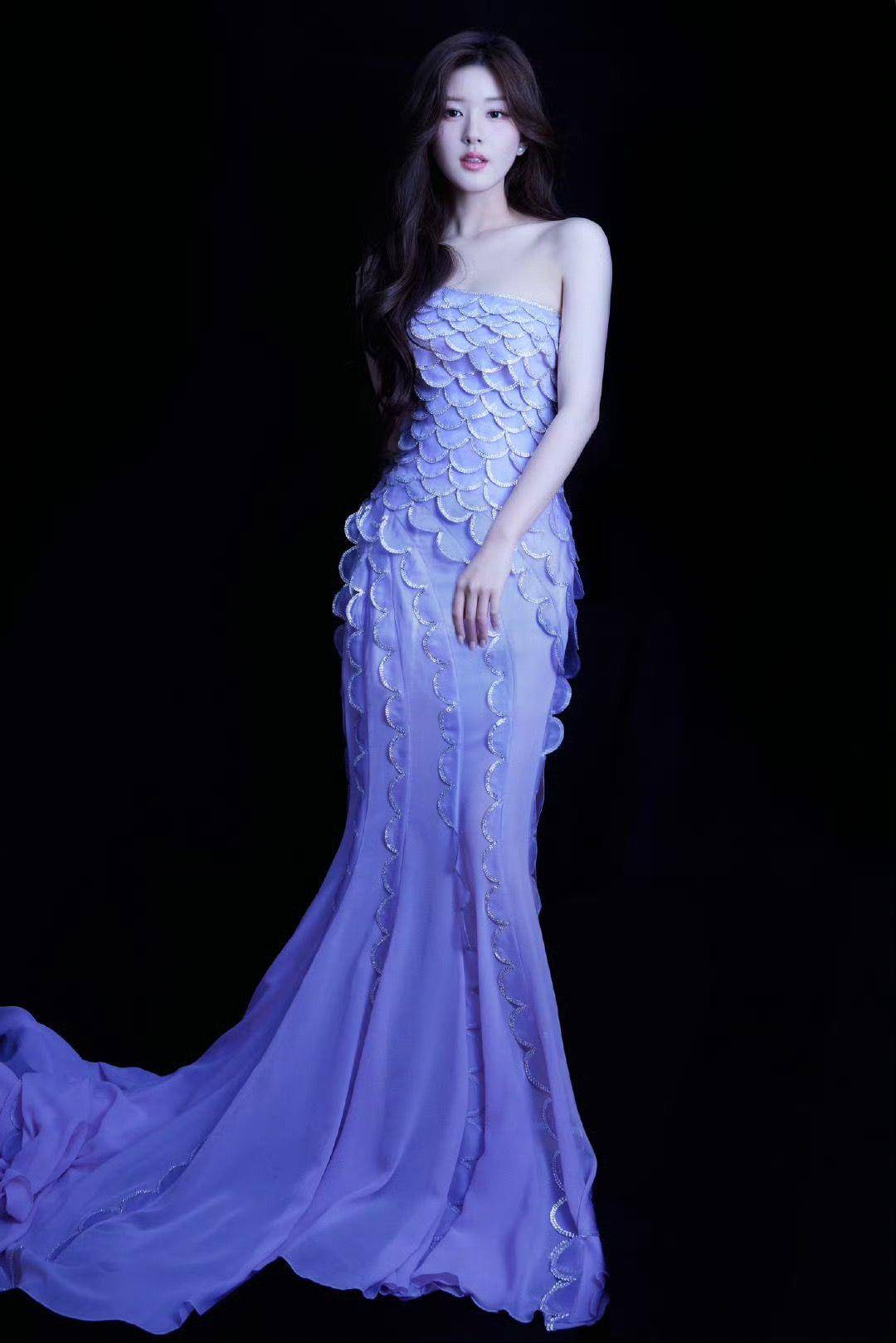 赵露思跳脱稚气！“美人鱼上岸”超仙紫色斜肩礼服闪出女神光 名人名流 图3张