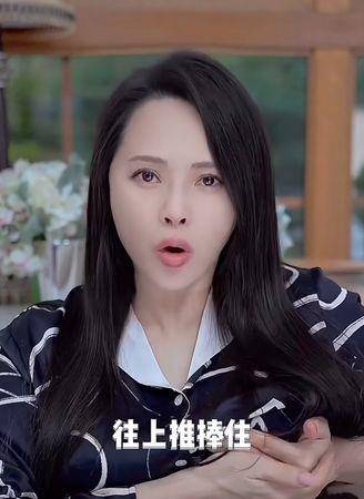 星．变美／伊能静传授“美胸简单5招”，让穿衣体态变更好 最新资讯 图4张