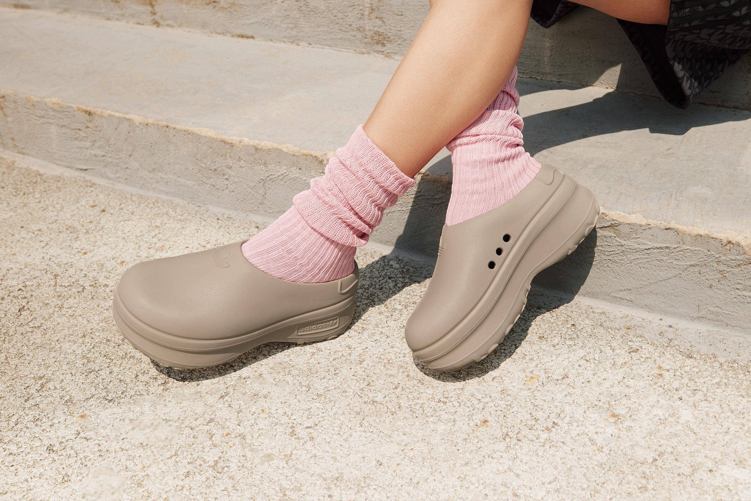 NIKE“奶茶Calm Mule”圆润造型、小巧Swoosh超烧！盘点懒人救星穆勒鞋 最新资讯 图3张