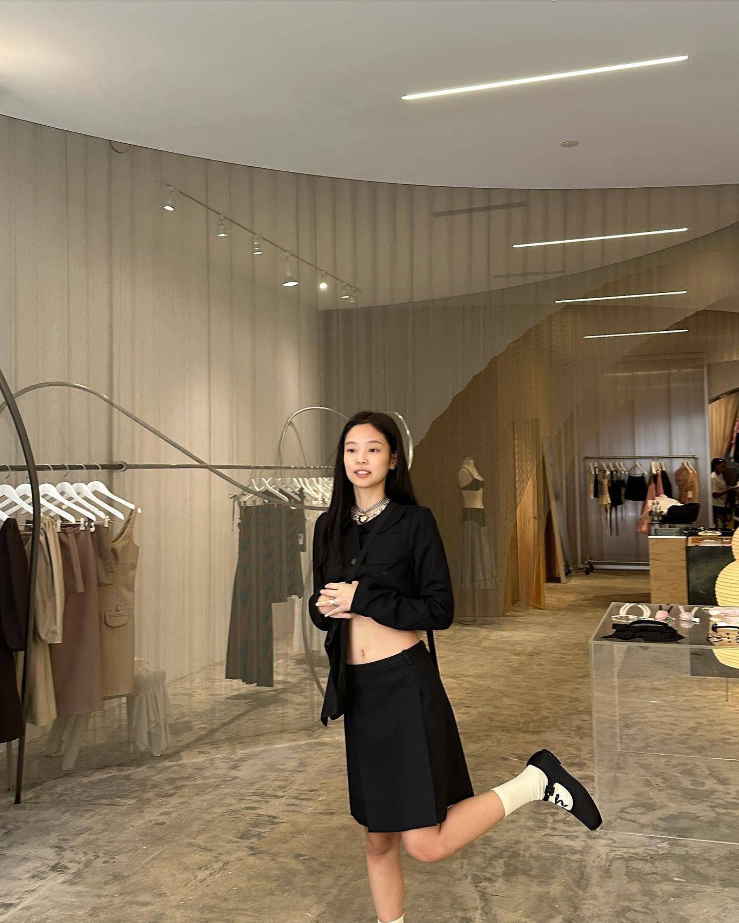 Jennie露马甲线挺华裔设计师　50万香奈儿金表也抢镜 时尚穿搭 图2张