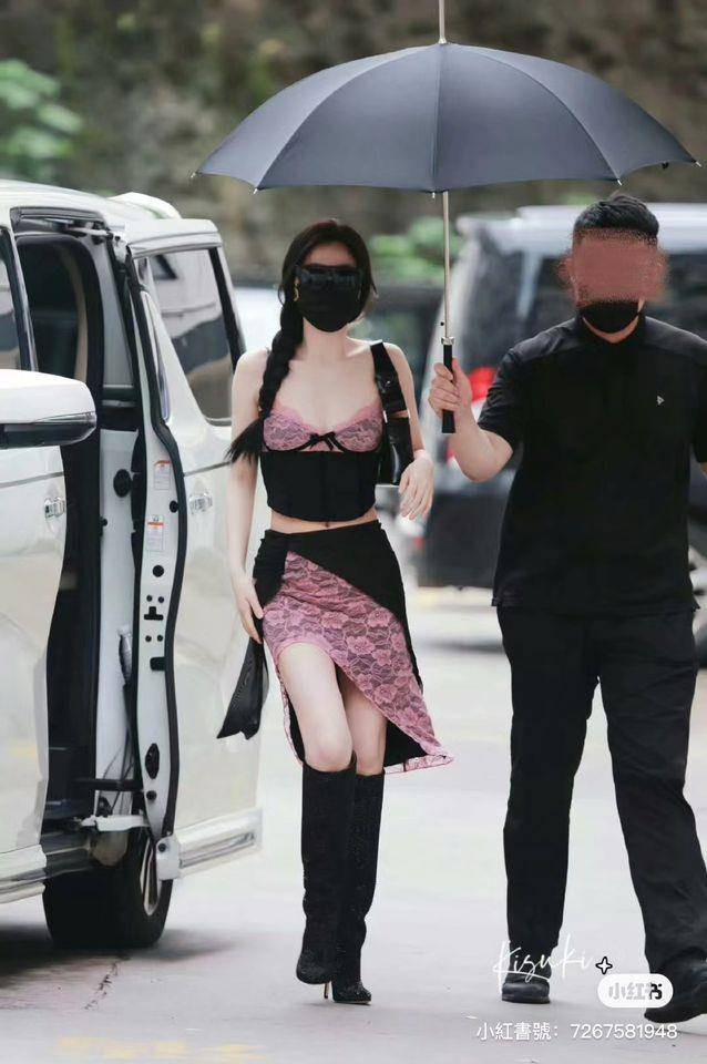 虞书欣大露雪乳秀深沟　网友都没看见直指口罩更抢镜 时尚穿搭 图1张