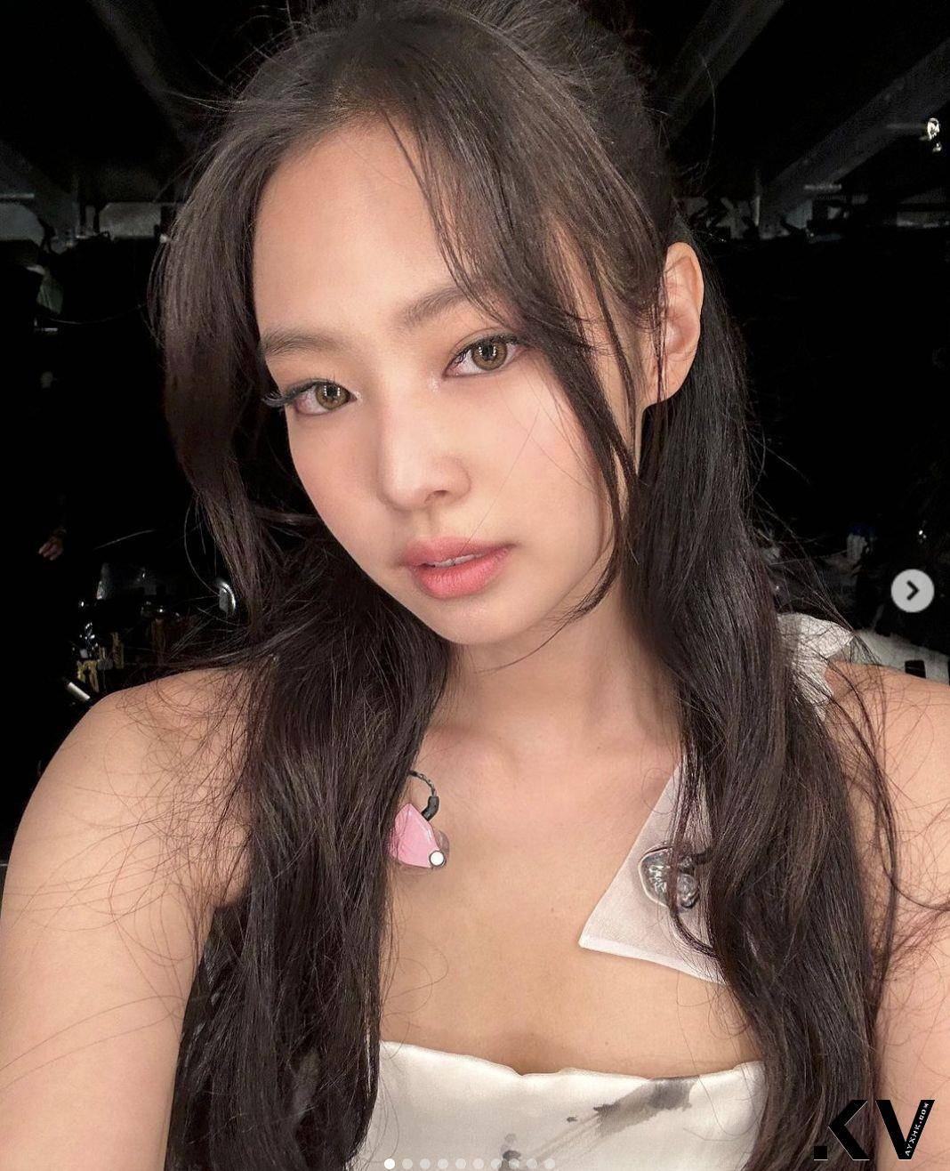 Jennie“爱心镂空装”超甜让人沦陷！　踩厚底鞋逆天长腿镜头塞不下 名人名流 图1张