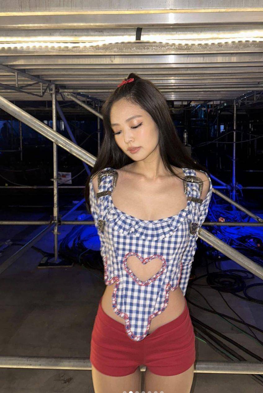 Jennie“爱心镂空装”超甜让人沦陷！　踩厚底鞋逆天长腿镜头塞不下 名人名流 图2张