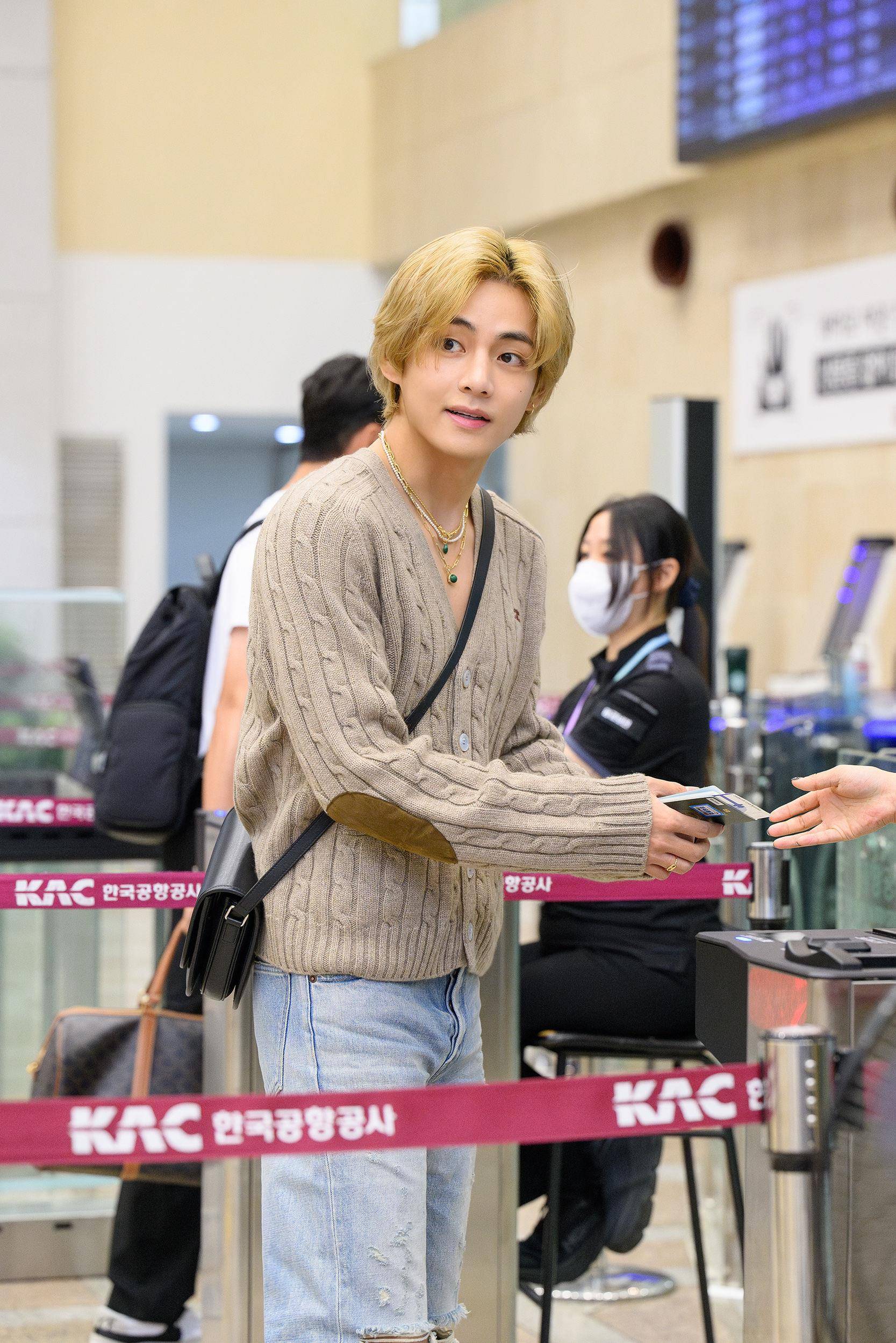 V、朴宝剑在CELINE店内神级同框绝对该当桌布　Stray Kids Felix加入LV大使 时尚穿搭 图4张