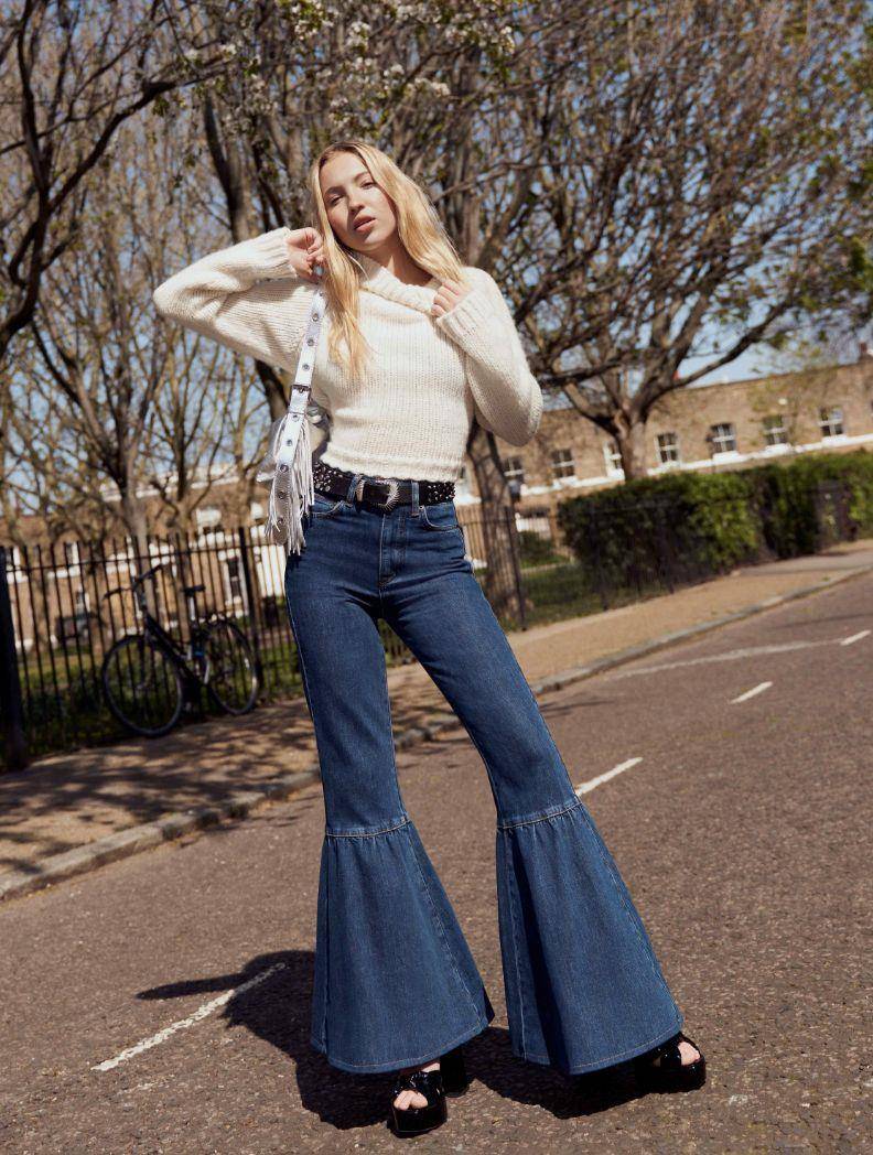 传奇超模Kate Moss 20岁女儿当主角！　拎Maje流苏新包展现自信美貌 名人名流 图3张