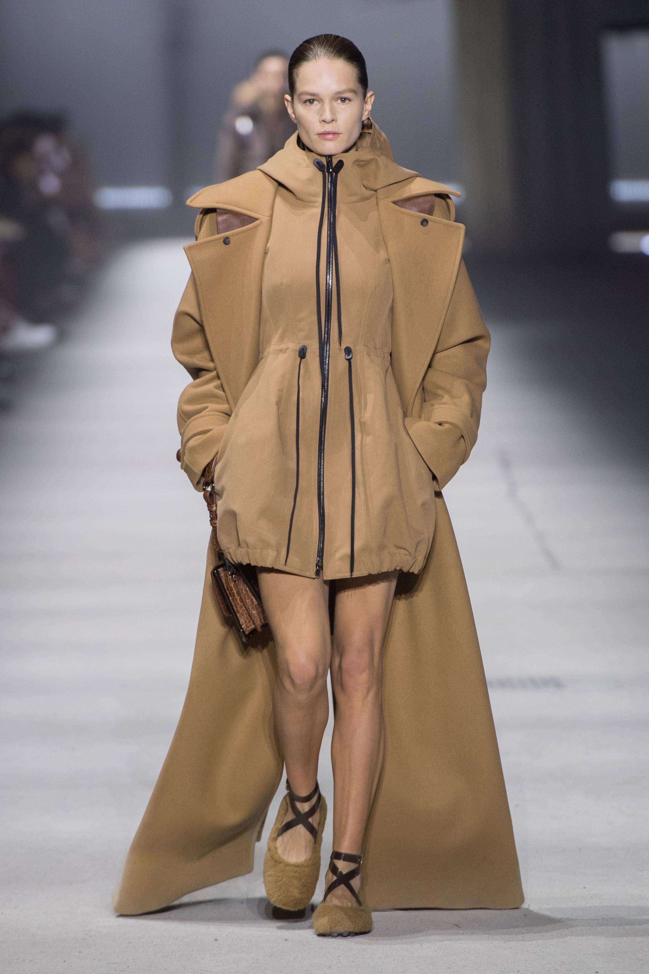 TOD'S芭蕾舞鞋放大豆豆萌翻！“秋冬义式遐想”刺绣T字包、黛妃爱包进化 时尚穿搭 图1张