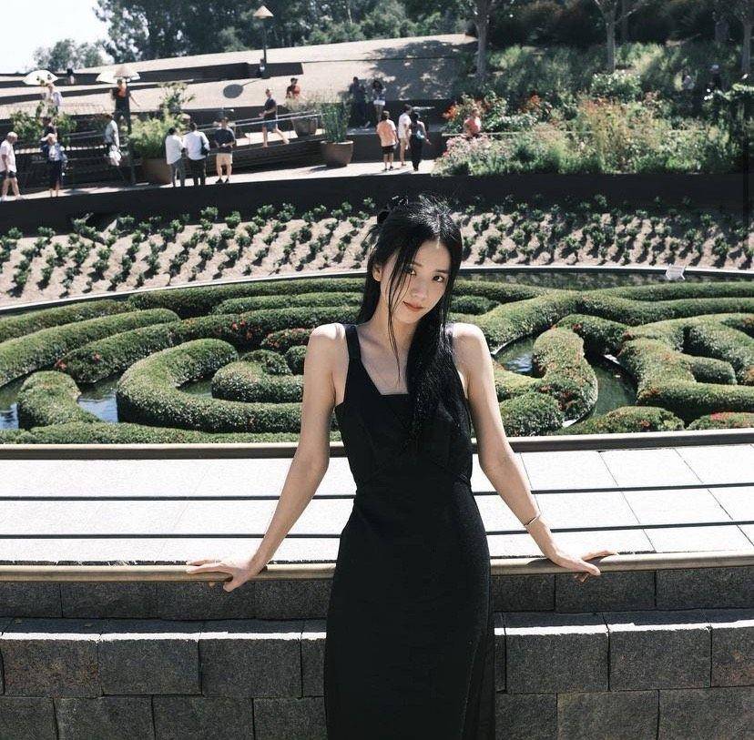Jisoo戴卡地亚百万钻石耳环唱跳不怕掉　出游必备钉子手环 时尚穿搭 图1张