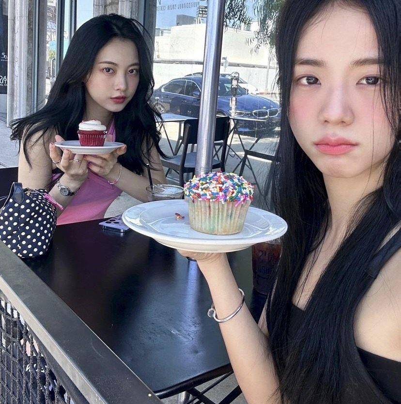 Jisoo戴卡地亚百万钻石耳环唱跳不怕掉　出游必备钉子手环 时尚穿搭 图2张