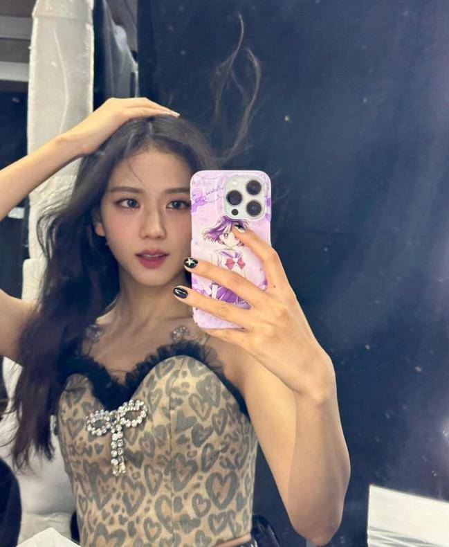 Lisa、Jisoo短指甲指彩可爱看不腻　3款流行范本美甲控必看 最新资讯 图2张