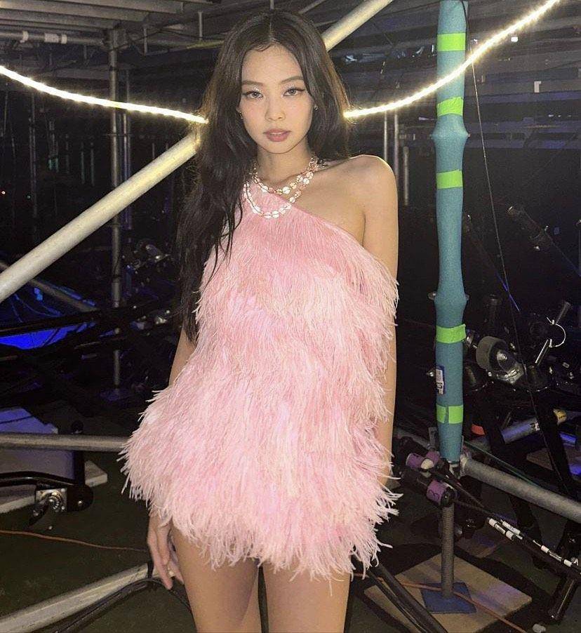 Jennie舞台装美背长腿齐发火辣辣　化身粉红芭比唱跳勾魂 时尚穿搭 图1张