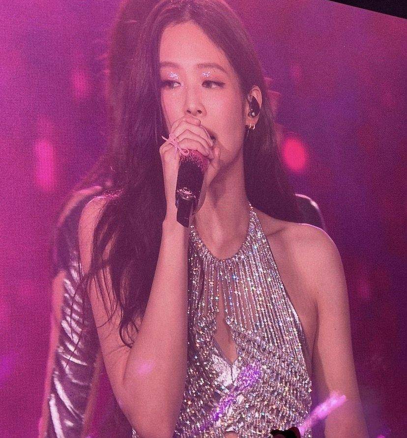 Jennie舞台装美背长腿齐发火辣辣　化身粉红芭比唱跳勾魂 时尚穿搭 图3张
