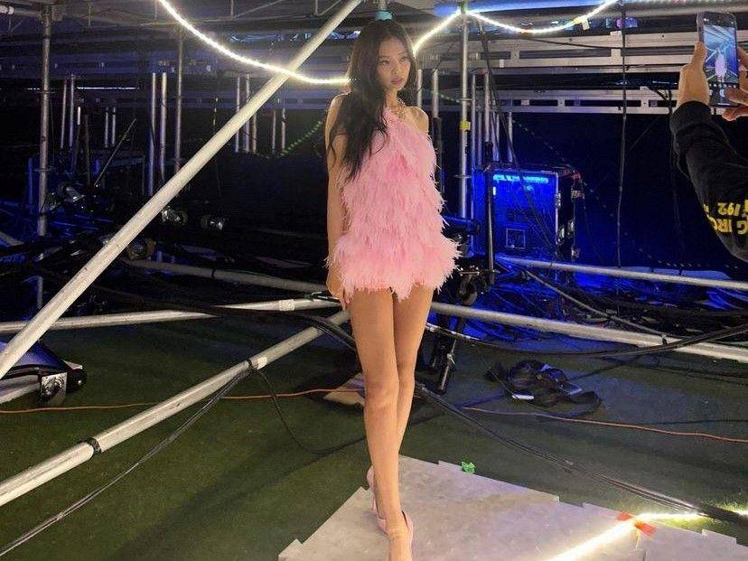 Jennie舞台装美背长腿齐发火辣辣　化身粉红芭比唱跳勾魂 时尚穿搭 图2张