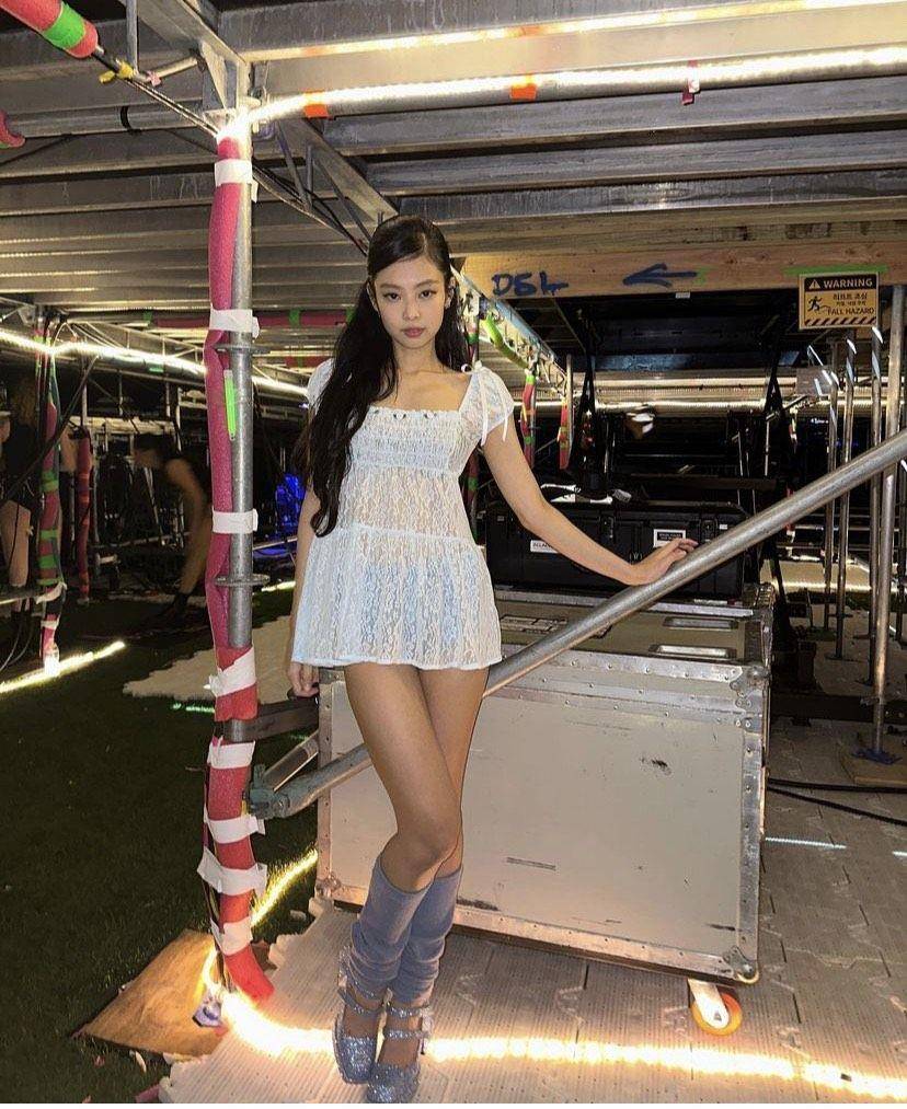 Jennie舞台装美背长腿齐发火辣辣　化身粉红芭比唱跳勾魂 时尚穿搭 图4张