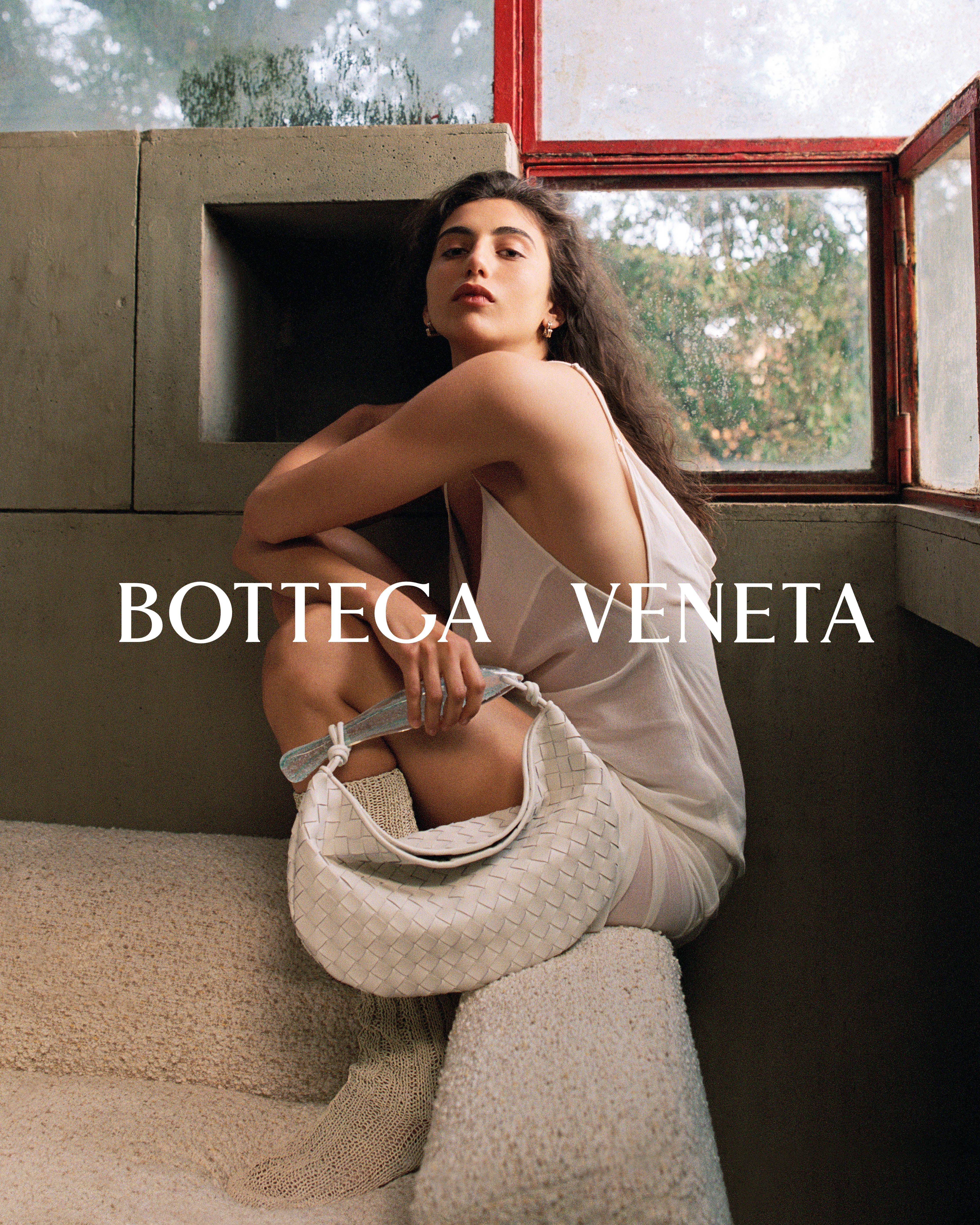 Bottega Veneta捕捉街道上的惊喜！秋冬爆款指向Orbit运动鞋、大尺寸编织包 时尚穿搭 图2张