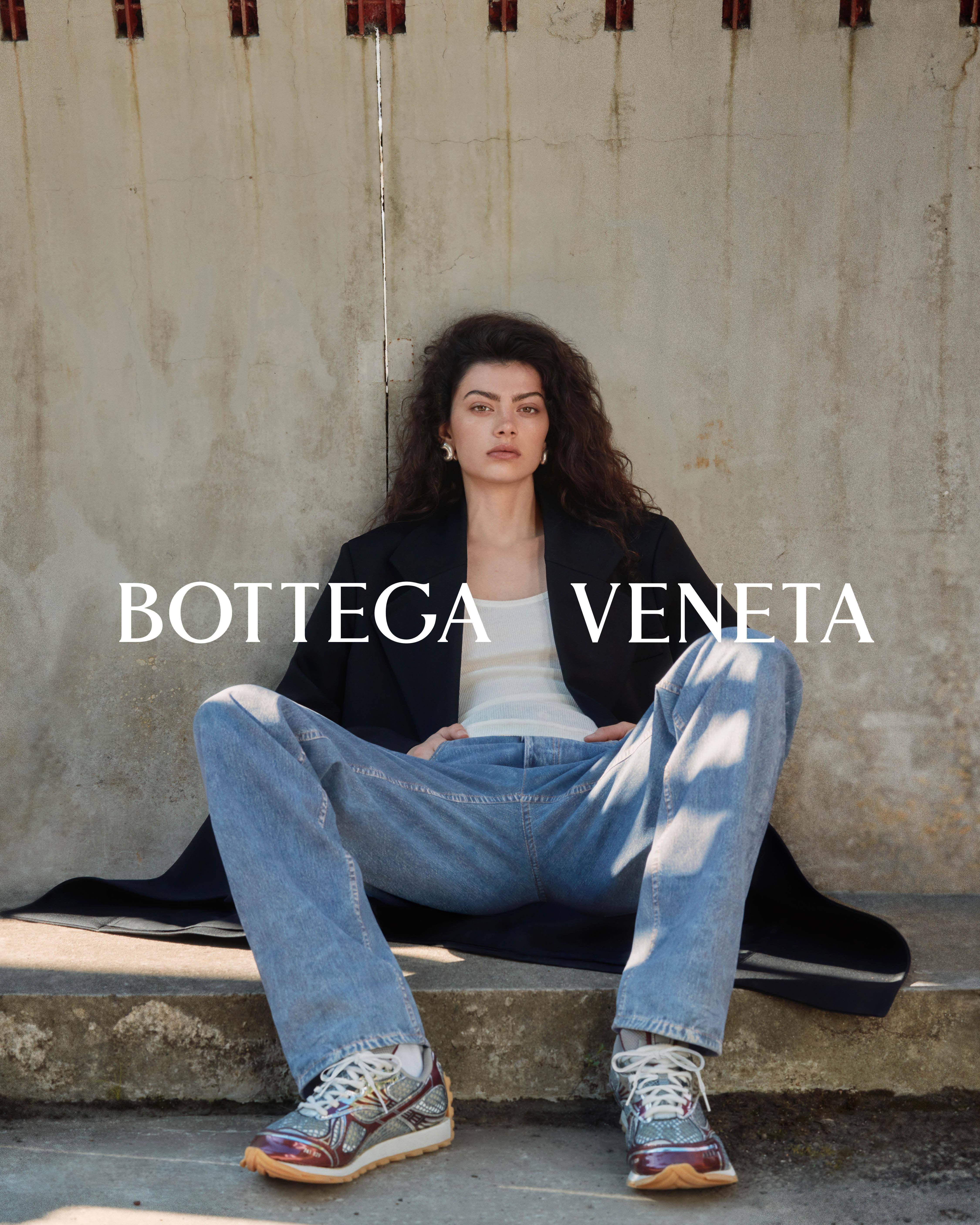 Bottega Veneta捕捉街道上的惊喜！秋冬爆款指向Orbit运动鞋、大尺寸编织包 时尚穿搭 图4张