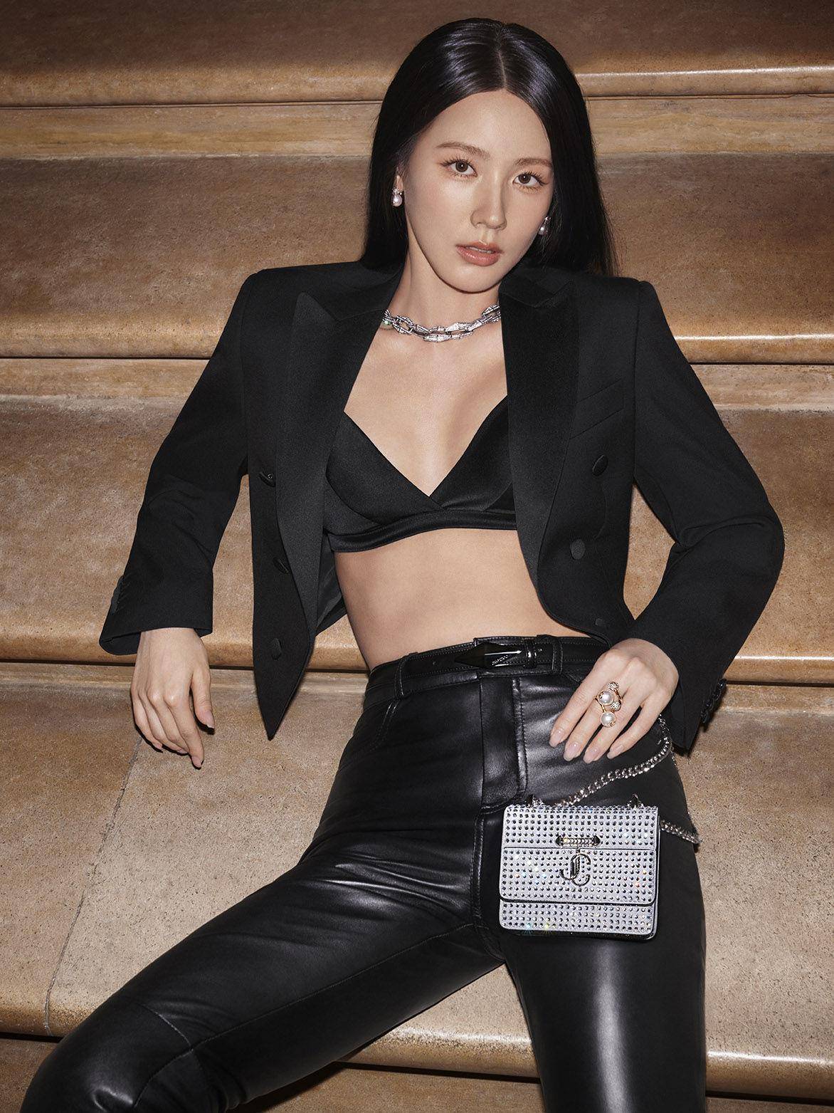 (G)I-DLE薇娟少有的性感氛围！“人间Jimmy Choo”穿平底鞋也藏不住美腿 名人名流 图2张
