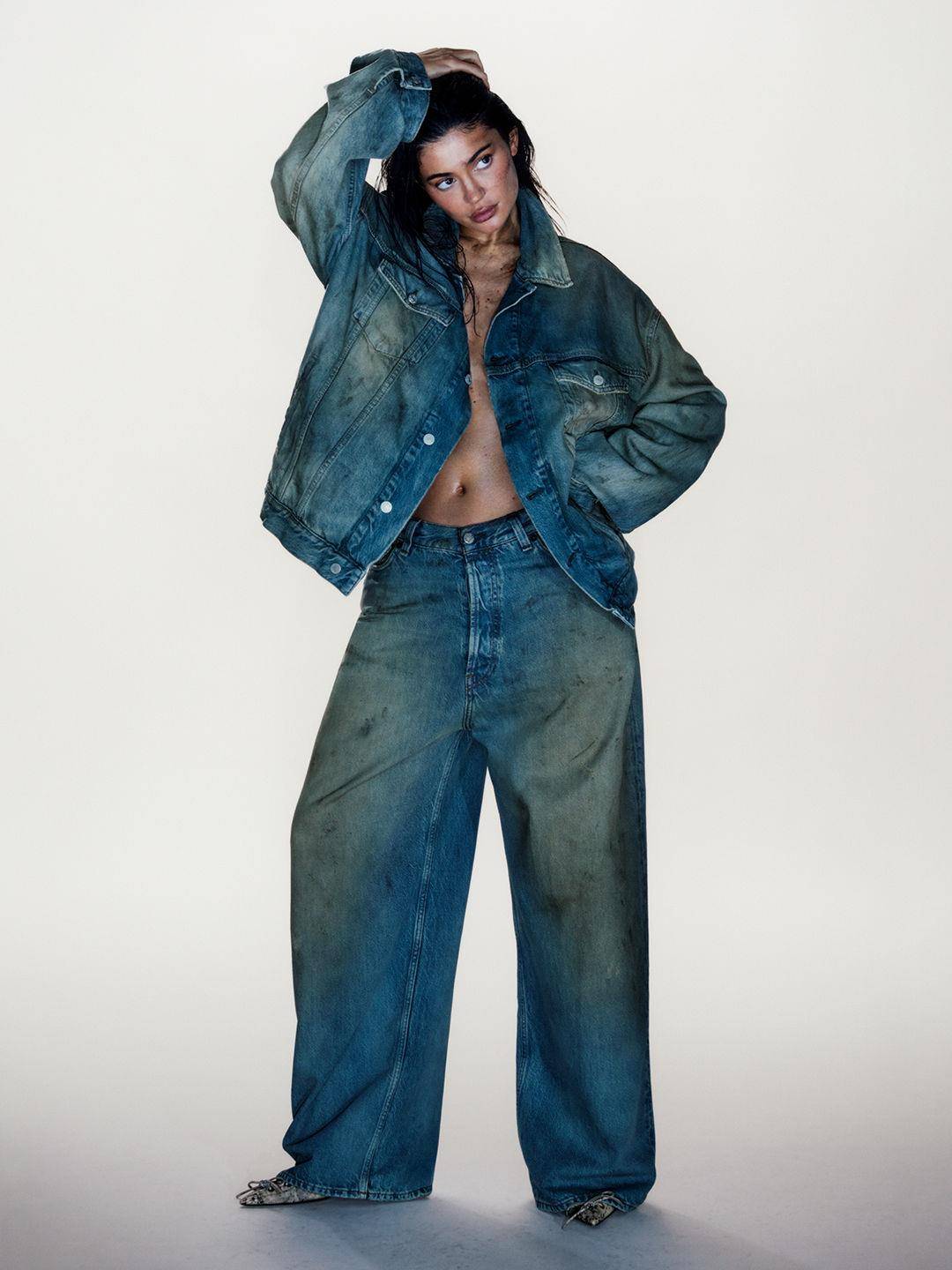 Kylie Jenner“全身脏污”意外掀流行？　穿Acne Studios丹宁裤湿髪裸背上阵 名人名流 图1张