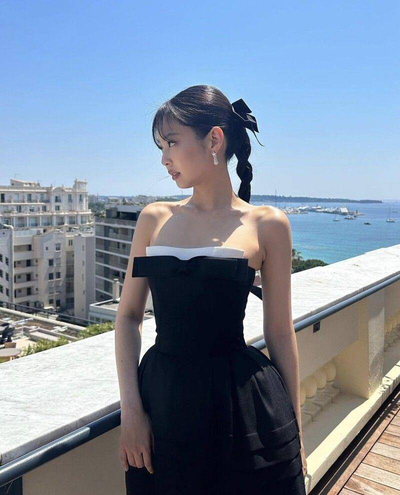 Jennie近期穿搭都有“蝴蝶结”　解析她最爱的Bowcore风格如何打造 最新资讯 图6张