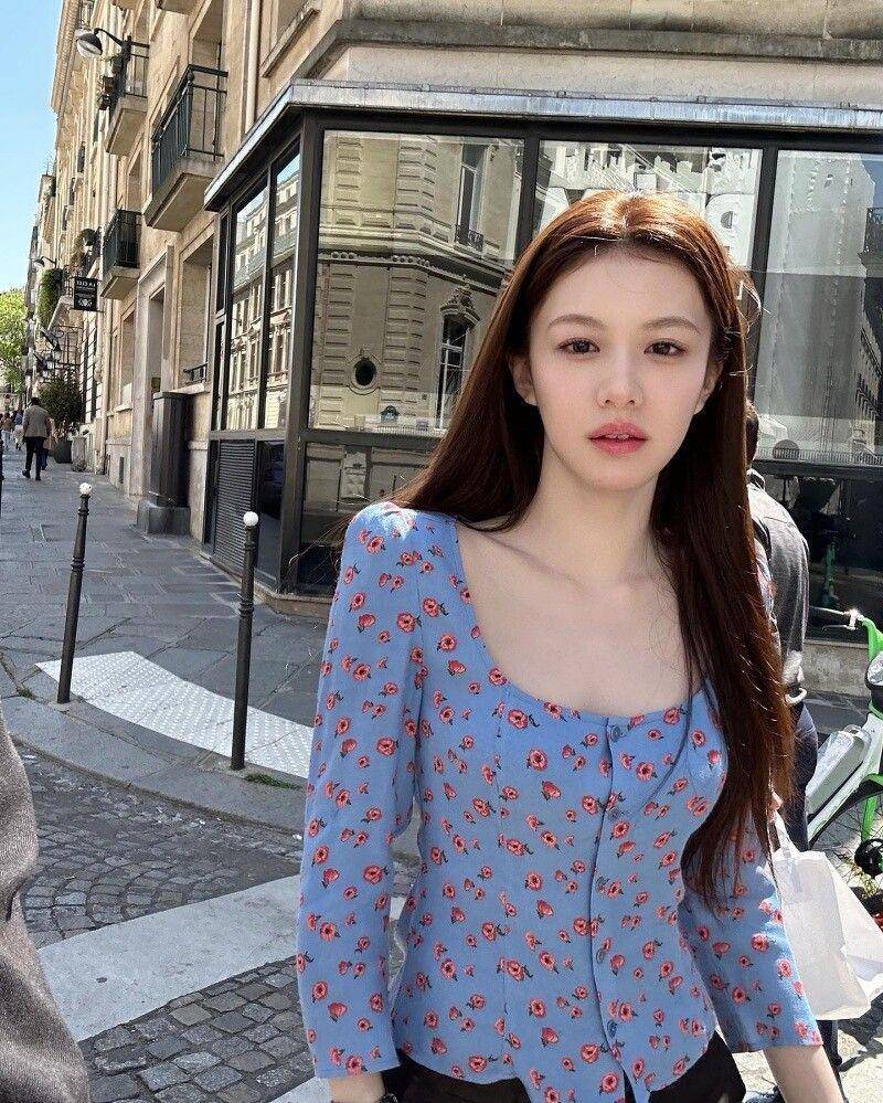 《Moving异能》高允贞衣品超好！私服甜美碎花、帅气男友感完美驾驭 最新资讯 图3张