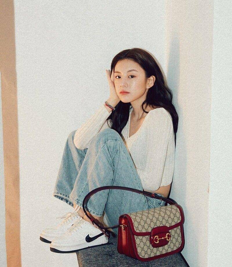 《Moving异能》高允贞衣品超好！私服甜美碎花、帅气男友感完美驾驭 最新资讯 图4张