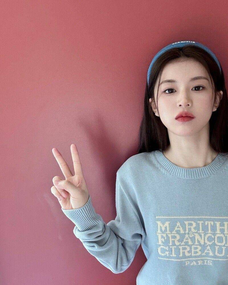 《Moving异能》高允贞衣品超好！私服甜美碎花、帅气男友感完美驾驭 最新资讯 图6张