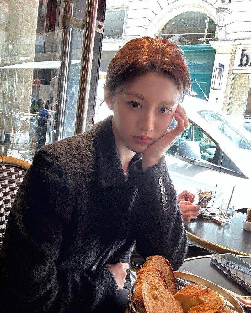 《Moving异能》高允贞衣品超好！私服甜美碎花、帅气男友感完美驾驭 最新资讯 图10张