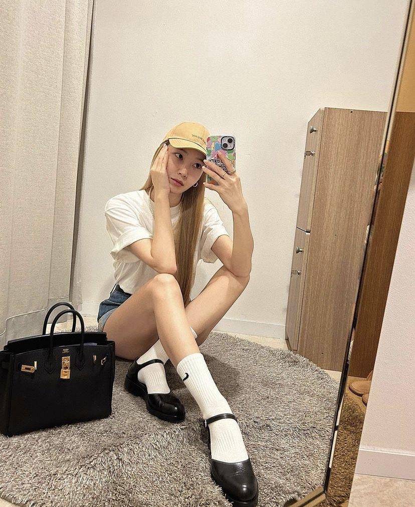洁西卡露一手百万劳力士金表　叠搭卡地亚钉子手环贵气游义大利 时尚穿搭 图5张