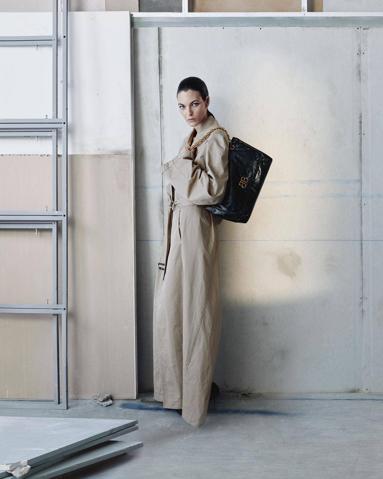 枕头包秋冬还在流行！侯佩岑入手RV方扣、BALENCIAGA粗炼条Monaco超帅气 时尚穿搭 图1张