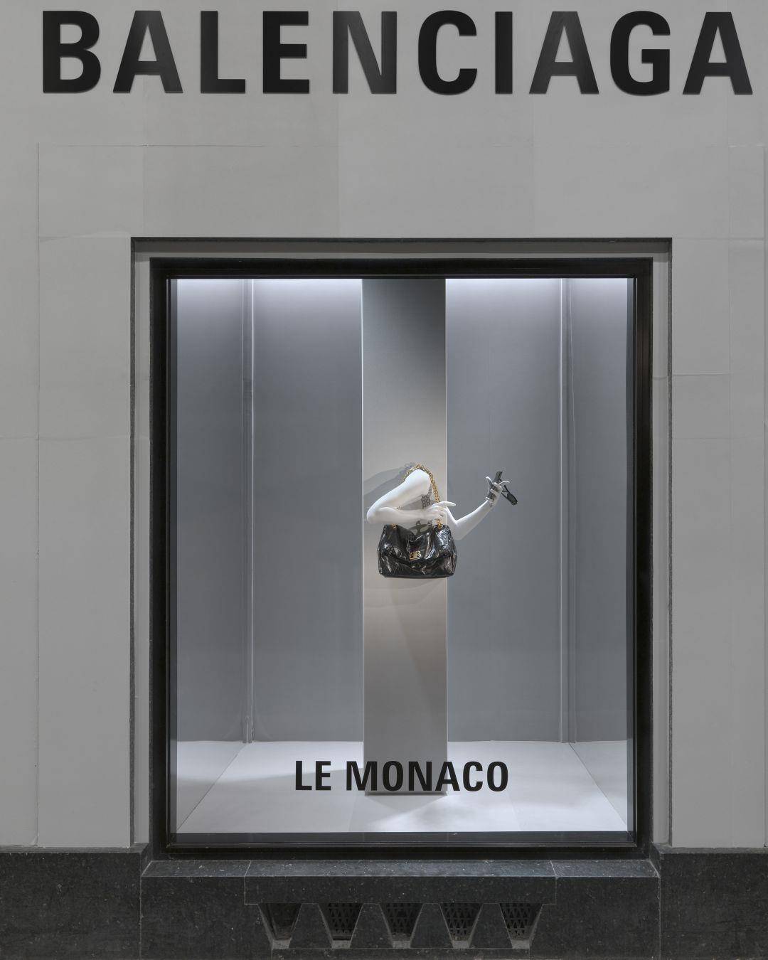 枕头包秋冬还在流行！侯佩岑入手RV方扣、BALENCIAGA粗炼条Monaco超帅气 时尚穿搭 图2张